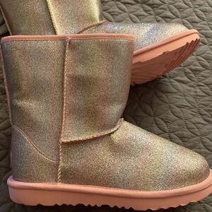 NEW UGG SparkleBoots Size Youth 5, Women 7